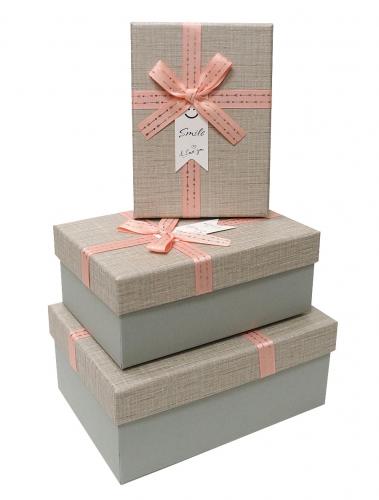 Набор из трёх прямоугольных подарочных коробок бежевого цвета с бантом из ленты, отделка фактурной бумагой, размер 22*16*9,5 см.