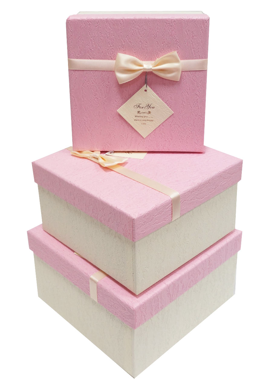 Коробка-куб. Три подарочные коробки. Коробки с подарками на розовом фоне. Купить коробку 13 13 13
