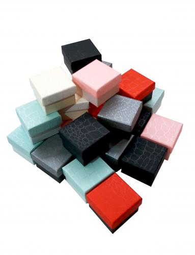 Набор из 24 квадратных ювелирных подарочных коробочек разного цвета, отделка фактурной бумагой, размер 5*5*4 см.
