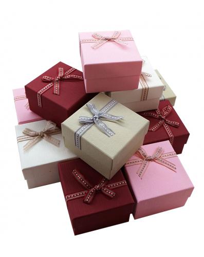 Набор из 12 прямоугольных ювелирных подарочных коробочек разного цвета с бантиком, отделка фактурной бумагой, размер 9*8,5*5,5 см.