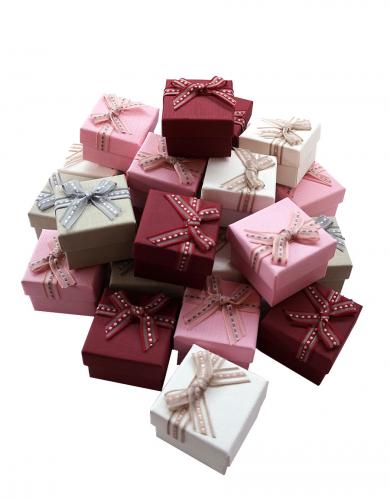 Набор из 24 квадратных ювелирных подарочных коробочек разного цвета с бантиком, отделка фактурной бумагой, размер 5*5*4 см.
