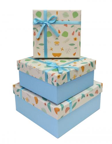 Набор из трёх квадратных подарочных коробок с бантом из ленты, отделка бумагой с цветочным рисунком, размер 21*21*10 см.