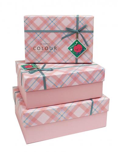 Набор из трёх подарочных прямоугольных коробок с бантом в клеточку розового цвета, размер 28*20,5*11 см.