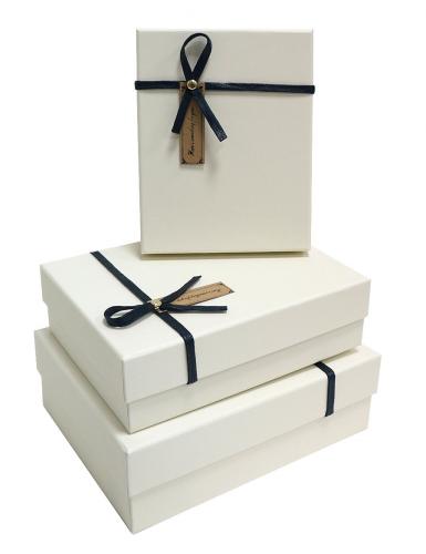 Набор из трёх молочных прямоугольных подарочных коробок с бантом из шнура, отделка фактурной бумагой, размер 24*19*8 см.