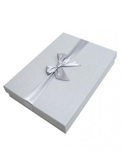Подарочная прямоугольная серебряная коробка с бантом из атласной ленты, размер 32*25*6 см.