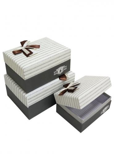 Набор из трёх прямоугольных подарочных коробок с мягкой крышкой, отделка фактурной бумагой с серым рисунком, размер 21*15*10 см.