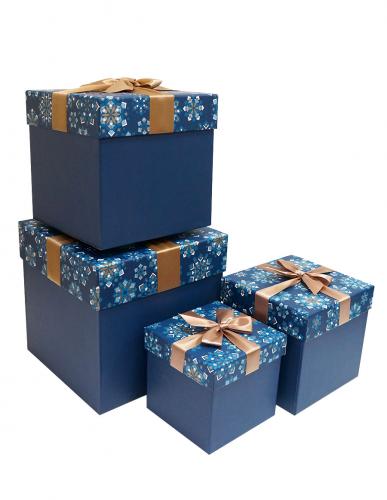 Набор из четырёх новогодних подарочных коробок куб синего цвета с бантом и рисунком, размер 21*21*21 см.