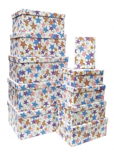 Набор из десяти прямоугольных подарочных коробок, отделка матовой бумагой с рисунком "Звёзды на белом фоне", размер 35*26*16,5 см.