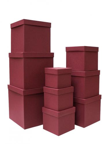 Набор из девяти подарочных коробок куб бордового цвета, отделка матовой фактурной бумагой, размер 25*25*25 см.