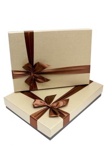 Набор из двух прямоугольных плоских подарочных коробок бежевого цвета с бантом, размер 38*26,5*6 см.
