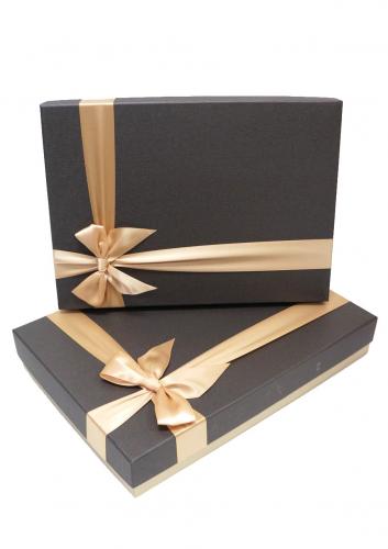 Набор из двух прямоугольных плоских подарочных коробок коричневого цвета с бантом, размер 38*26,5*6 см.