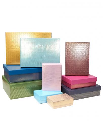 Набор из десяти прямоугольных подарочных коробок ярких расцветок, отделка матовой бумагой с тиснением, размер 37*27*11 см.