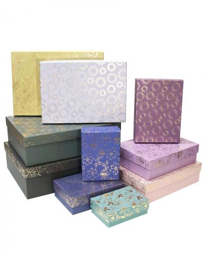 Набор из десяти прямоугольных подарочных коробок разных расцветок, отделка матовой бумагой с цветочным тиснением, размер 37*27*11 см.
