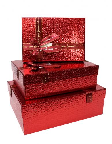 Набор из трёх прямоугольных блестящих красных подарочных коробок с бантом из ленты, отделка фактурной бумагой, размер 29*21*9,5 см.