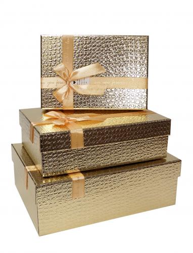 Набор из трёх прямоугольных блестящих золотых подарочных коробок с бантом из ленты, отделка фактурной бумагой, размер 33*24*11,5 см.