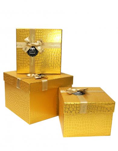 Набор из трёх квадратных золотых подарочных коробок с бантом из ленты, отделка фактурной блестящей бумагой, размер 24*24*18 см.