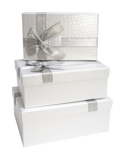 Набор из трёх прямоугольных подарочных коробок жемчужно-белого цвета, отделка металлизированной бумагой, бант из ленты, размер 22*16*9,5 см.
