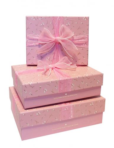 Набор из трёх розовых прямоугольных подарочных коробок с рисунком и бантом, отделка матовой бумагой, размер 24*19*8 см.