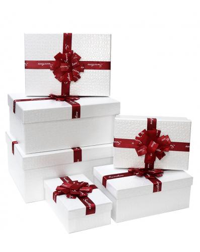 Набор из шести прямоугольных белых подарочных коробок с красным бантом из ленты, отделка фактурной матово-перламутровой бумагой, размер 32*25*14 см.