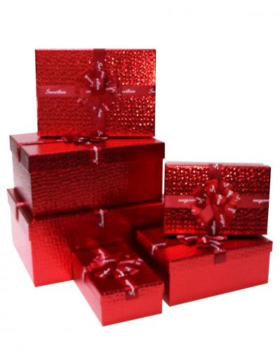 Набор из шести прямоугольных красных подарочных коробок с бантом из ленты, отделка фактурной блестящей бумагой, размер 32*25*14 см.