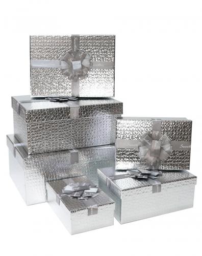 Набор из шести прямоугольных серебряных подарочных коробок с бантом из ленты, отделка фактурной блестящей бумагой, размер 32*25*14 см.