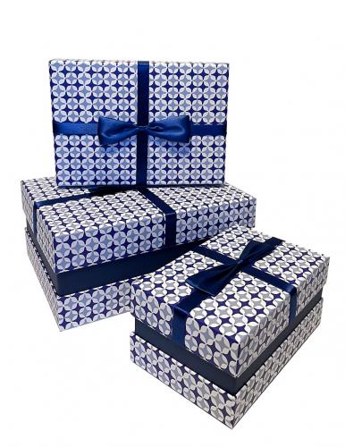 Набор из трёх прямоугольных подарочных коробок синего цвета с абстрактным рисунком и бантом, отделка матовой бумагой, размер 28*21*12,5 см.