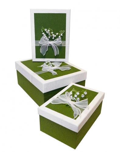 Набор из трёх зелёных прямоугольных подарочных коробок с бантом и украшением "букетик ландышей", отделка матовой фактурной бумагой, размер 30*22*13 см.