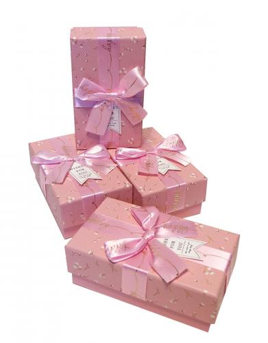 Набор из четырёх прямоугольных подарочных коробочек с бантом, отделка матовой бумагой в мелкий цветочек, размер 15,5*9*6 см.