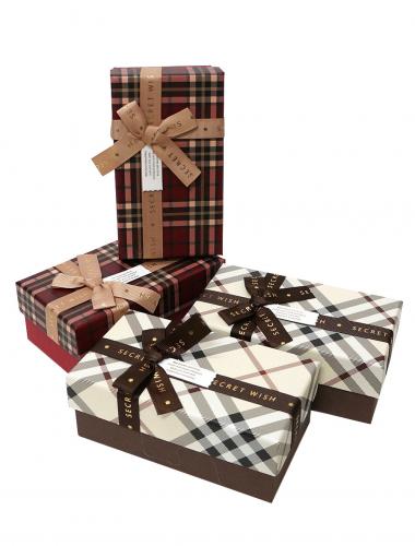 Набор из четырёх прямоугольных подарочных коробочек разных расцветок с бантом, отделка матовой бумагой в клеточку, размер 15,5*9*6 см.