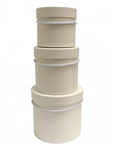 Набор из трёх круглых подарочных коробок молочного цвета с ручками, отделка матовой бумагой, размер d18*h17 см.