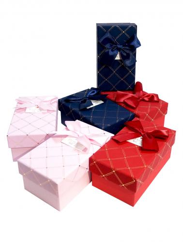 Набор из шести прямоугольных подарочных коробок разных цветов с золотистым узором и бантом из ленты, размер 12,5*7*5,5 см.