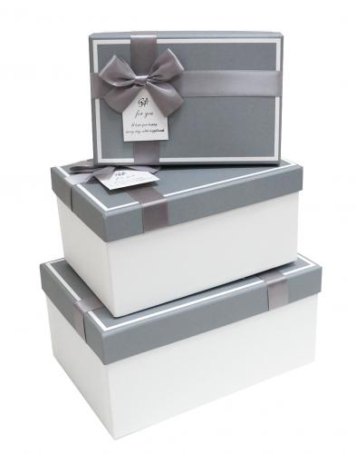 Набор из трёх однотонных серых подарочных коробок с бантом из атласной ленты, размер 25,5*17,5*12 см.