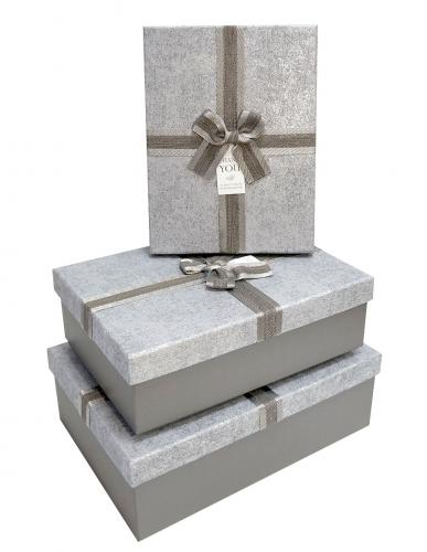 Набор из трёх прямоугольных подарочных коробок серого цвета с бантом из ленты, отделка матово-перламутровой бумагой, размер 29*21*9,5 см.