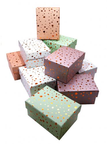 Набор из 12 прямоугольных однотонных подарочных коробок, отделка матовой с золотым тиснением, размер 10,5*7,5*5,5 см.