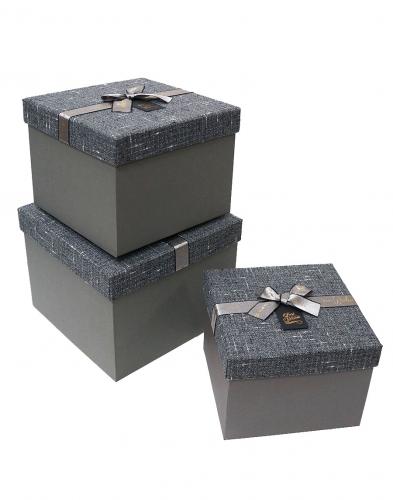 Набор из трёх квадратных подарочных коробок серого цвета с бантом и ручками, отделка из ткани джерси, размер 23*23*18 см.