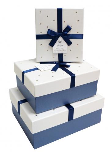 Набор из трёх прямоугольных подарочных коробок белого цвета с бантом и рисунком «золотые звёздочки», размер 25*20*10,5 см.