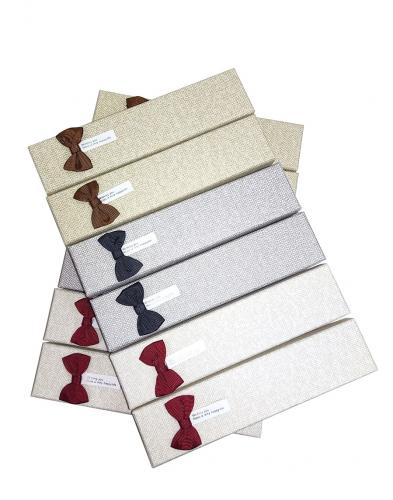 Набор из 12 прямоугольных ювелирных подарочных коробок разных цветов с бантом из ленты, одного размера 20*4,5*3 см.