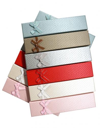 Набор из 12 прямоугольных ювелирных подарочных коробок разных цветов, с бантом из ленты, одного размера 20x4.5x2.5 см.