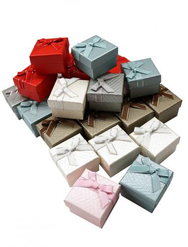 Набор из 24 квадратных ювелирных подарочных коробочек с бантиком из ленты, разного цвета, одинакового размера  5x5x4 см.