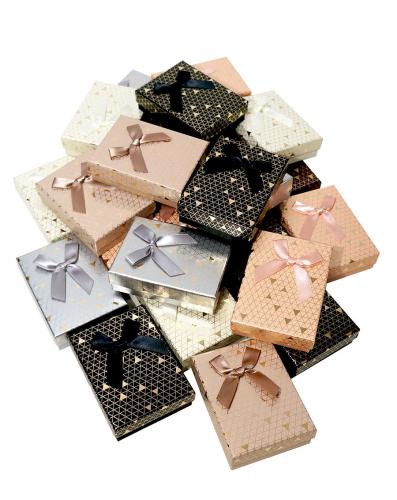 Набор из 24 прямоугольных ювелирных подарочных коробочек разного цвета, отделка перламутровой бумагой с золотым узором, размер 10*7*2,5 см.