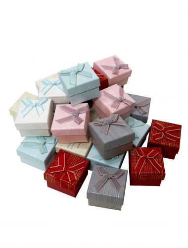 Набор из 24 квадратных ювелирных подарочных коробочек разного цвета с бантиком, отделка матовой бумагой с серебряным узором, размер 5*5*4 см.