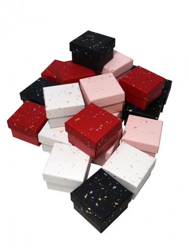Набор из 24 квадратных ювелирных подарочных коробочек разного цвета, отделка матовой бумагой с золотистыми вкраплениями, размер 5*5*4 см.