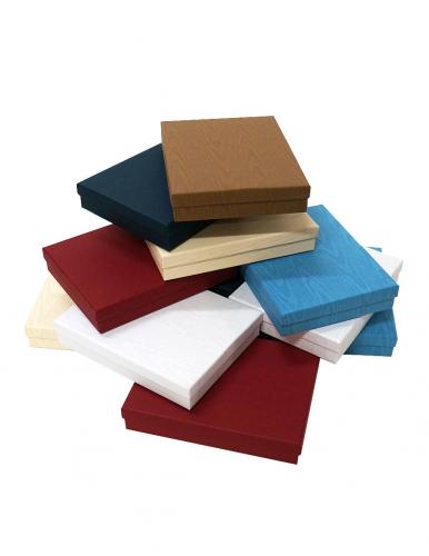 Набор из 12 прямоугольных ювелирных подарочных коробочек разного цвета, отделка фактурной однотонной бумагой, размер 17*13*2,5 см.