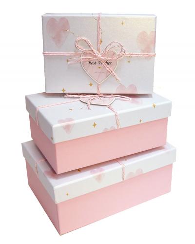 Набор из трёх прямоугольных подарочных коробок розового цвета, отделка матово-перламутровой бумагой с рисунком, бант из шнура, размер 22*16*9,5 см.