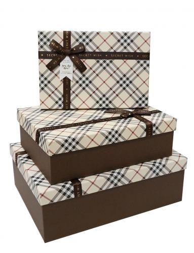 Набор из трёх прямоугольных подарочных коробок в бежевую клетку с бантом из ленты, отделка матовой бумагой, размер 33*25*12 см.