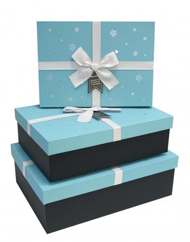 Набор из трёх прямоугольных подарочных коробок голубого цвета с бантом из ленты, отделка софт-тач бумагой с цветочками, размер 29*21*9,5 см.