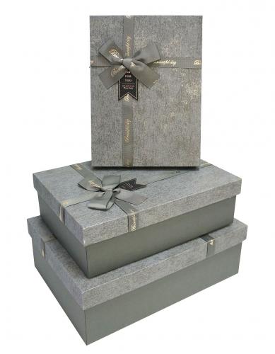 Набор из трёх прямоугольных подарочных коробок серого цвета с бантом из ленты, отделка матовой бумагой с золотистыми вкраплениями, размер 29*21*9,5 см.