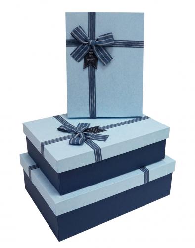 Набор из трёх прямоугольных подарочных коробок голубого цвета с бантом из ленты, отделка матовой фактурной бумагой, размер 29*21*9,5 см.