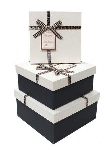 Набор из трёх квадратных подарочных коробок светло-молочного цвета с бантом из ленты в клеточку, отделка матовой бумагой, размер 19*19*9,5 см.