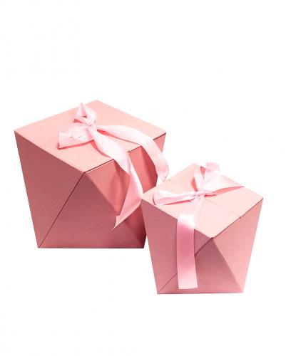 Набор из двух подарочных коробок розового цвета с крышкой на завязках, размер 18*18*18 см.